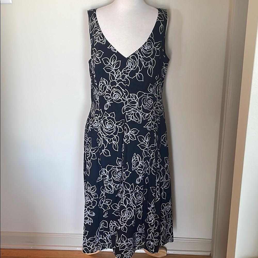EUC Woman’s Size 8 Jones New York Signature Floral Black/White Sleeveless Dress